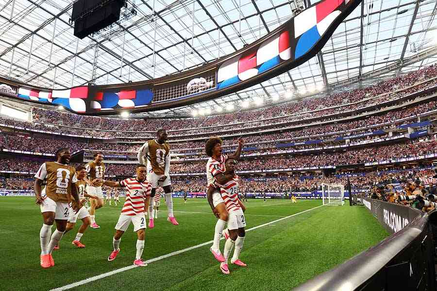 資産17兆円、サッカーW杯中継に億万長者が映り込み　「コーラ飲んでる」「え？」ネット騒然 | THE ANSWER