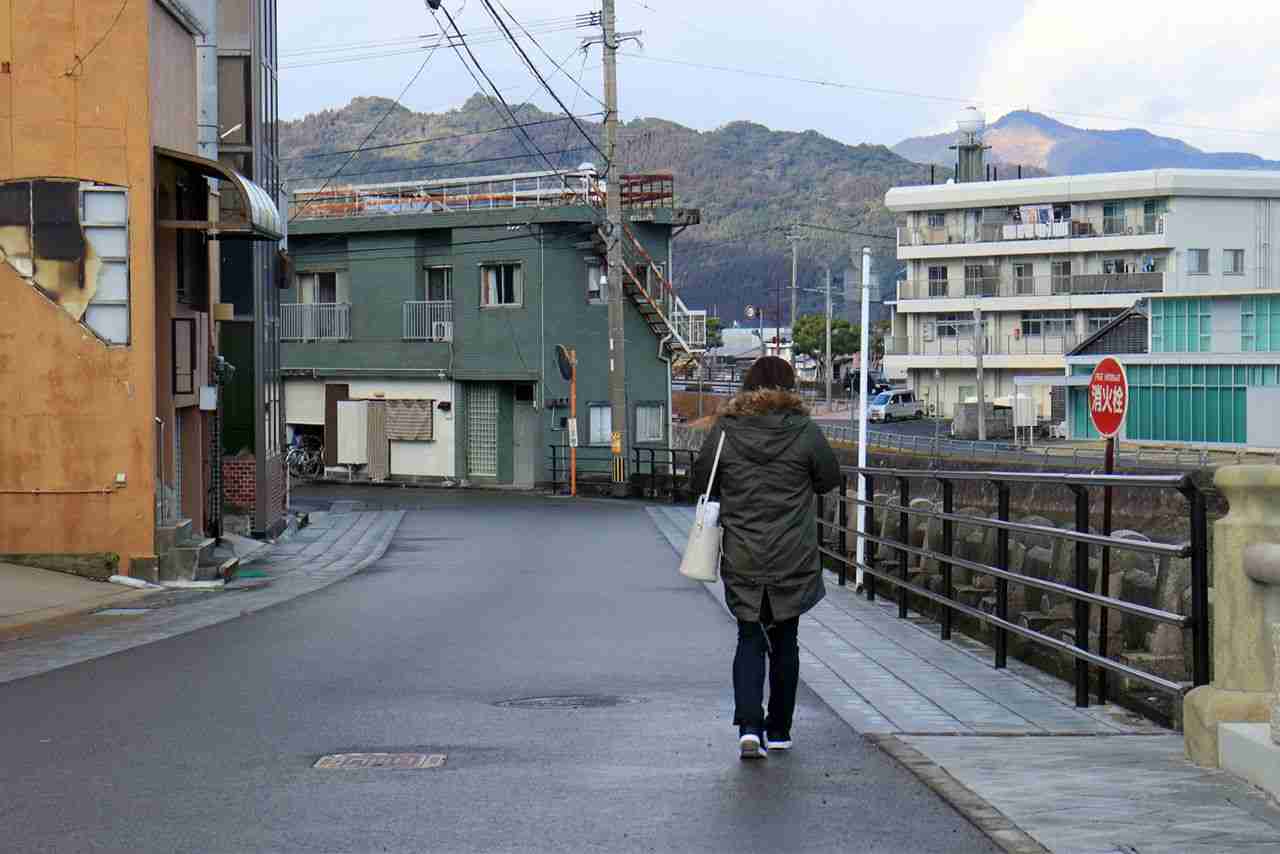 《増えたのは東京と沖縄だけ》首都圏すら人口減に転じた日本…結婚したくても踏み切れない若者の「経済的不安」 | 週刊女性PRIME