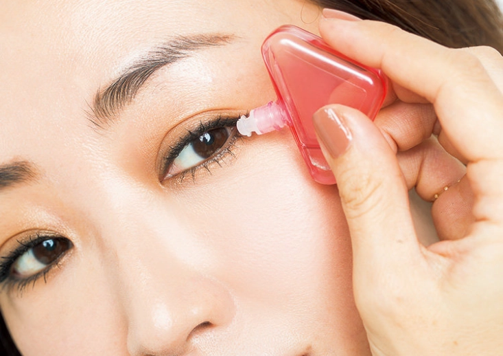 上級者は目薬をシーンや目的で使い分け！うるうる瞳が恋に効く♡用途別の目薬6選 | ファッションメディア - andGIRL [アンドガール]