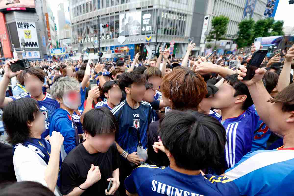 《「さわられた」と怒る女性も》繰り返される渋谷スクランブル交差点の混乱　W杯騒動は“にわか”だけが原因なのかメディアとの関係を探る【ブラジル戦後はどうなる？】｜NEWSポストセブン