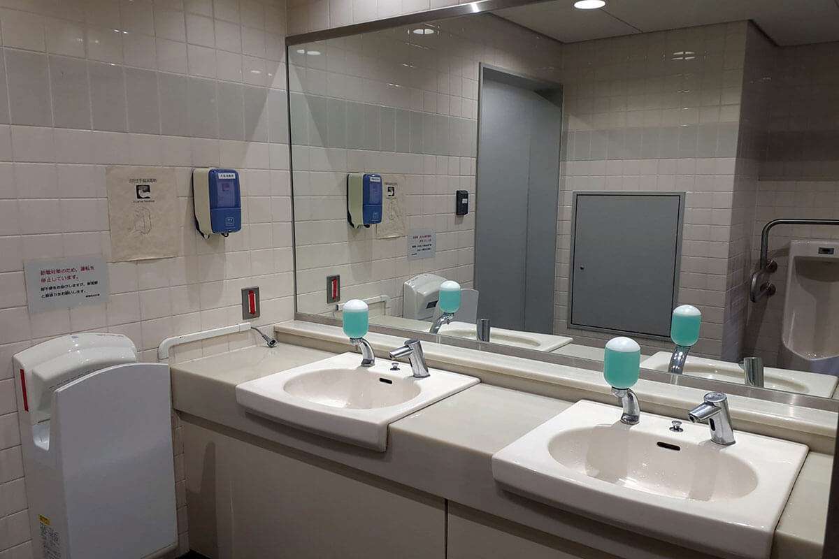 駅のトイレから「トイレットペーパーを持ち帰る人」、実は少なくなかった…用具入れから持ち去られた疑惑も“犯人特定”が極めて難しい理由 | デイリー新潮