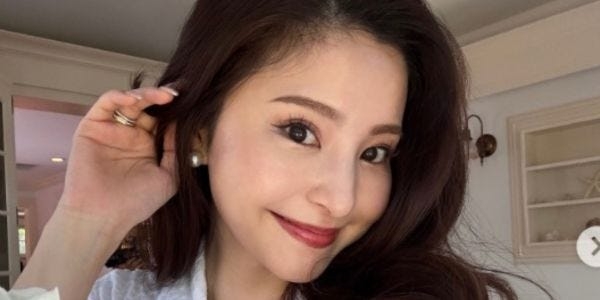 サッカー日本代表・堂安律選手の美人妻、夫の誕生日に仲睦まじい夫婦ショット公開「絵になる美男美女」「幸せオーラがすごい」の声 - モデルプレス