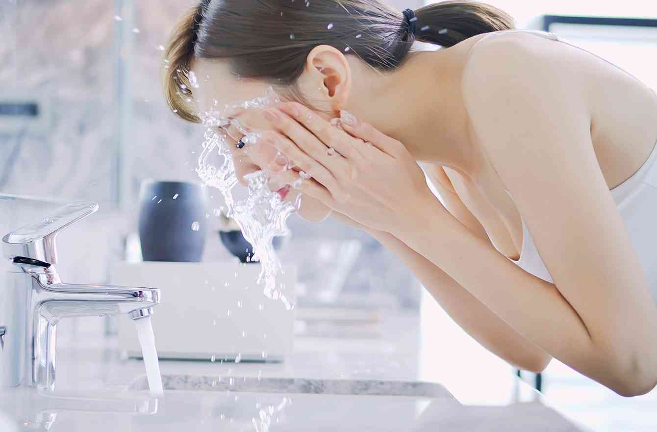 「洗顔料を使うのは１日１回でいいって本当？」―皮膚科学専門医「はい」。美肌のために知っておきたい大事な「美肌菌」との付き合い方 | mi-mollet NEWS FLASHBeauty | mi-mollet（ミモレ） | 明日の私へ、小さな一歩！（1/2）