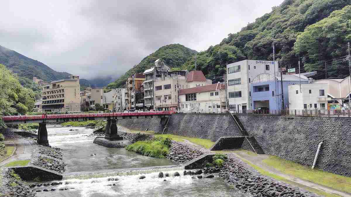 「韓国人優遇では？」愛媛県と松山市が運行「韓国人向け無料送迎バス」　予算1千万円超...県に取材すると