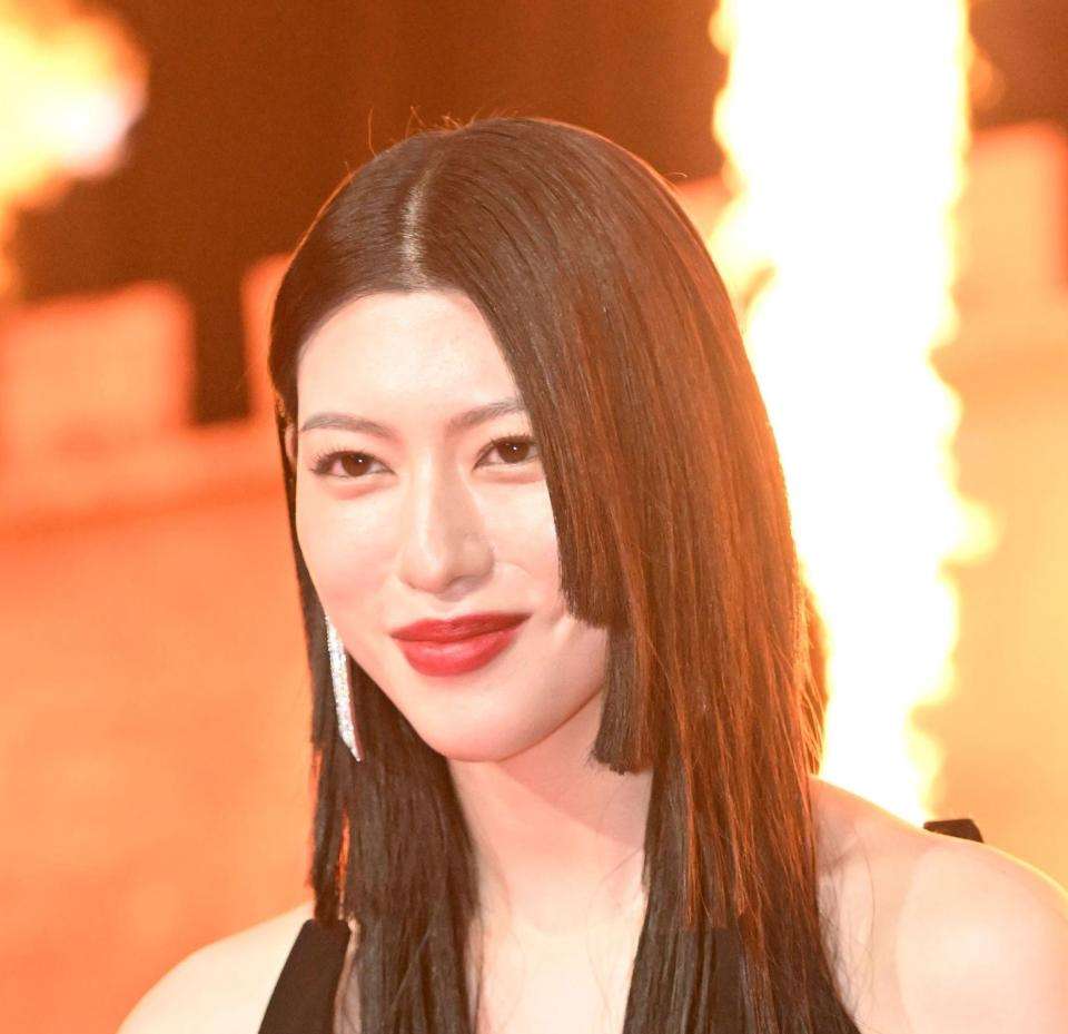 えっ、服が落ちる！三吉彩花　凄い黒ドレスで現れ衝撃　後ろ向いてもスゲェェ！「絶世の美女感ヤバすぎ」「直視できないレベル」