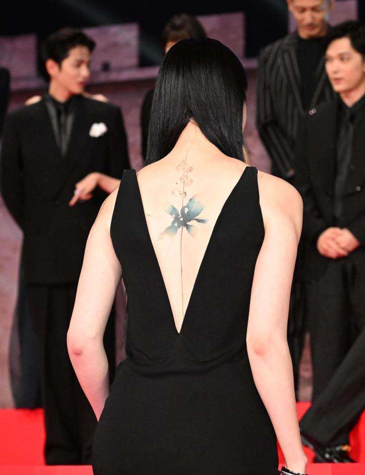 えっ、服が落ちる!三吉彩花 凄い黒ドレスで現れ衝撃 後ろ向いてもスゲェェ!「絶世の美女感ヤバすぎ」「直視できないレベル」