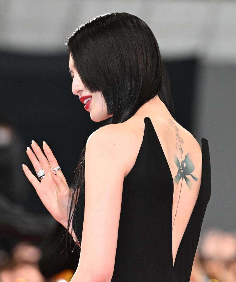 えっ、服が落ちる!三吉彩花 凄い黒ドレスで現れ衝撃 後ろ向いてもスゲェェ!「絶世の美女感ヤバすぎ」「直視できないレベル」