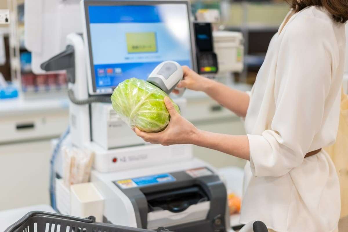 スーパーの「セルフレジ」で会計に手間取り、後ろに行列ができて焦りました…。“見守り”の店員さんがいるなら普通に会計したほうが早いのに、なぜ導入する店が増えているのでしょうか？|ファイナンシャルフィールド|﻿その他暮らし