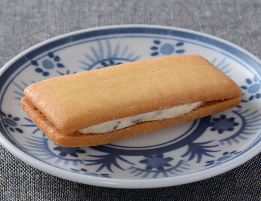『ほぼハーゲンダッツ』『カールの代わり』が大人気　コンビニで広がる“ジェネリック食品”ブームの正体