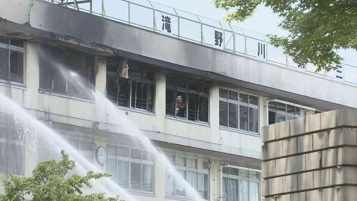 東京・北区の小学校火災　火元付近のコンセントにささっていたプラグの電気コードが焼き切れた状態で見つかる　近くには電気ストーブとサーキュレーター、燃えた衣類なども | TBS NEWS DIG