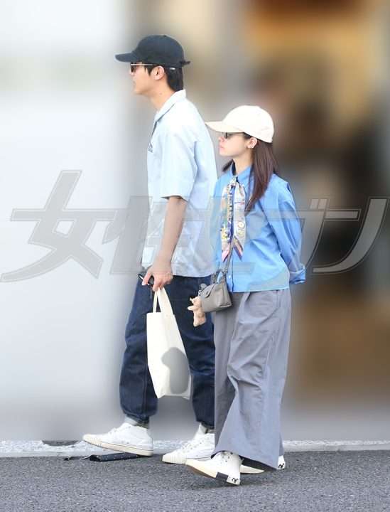 橋本環奈と中川大志の表参道デートをキャッチ　人通りの多い街中を堂々と歩き、セレクトショップでは“見るからに値が張りそうなパジャマ”を真剣にチェック