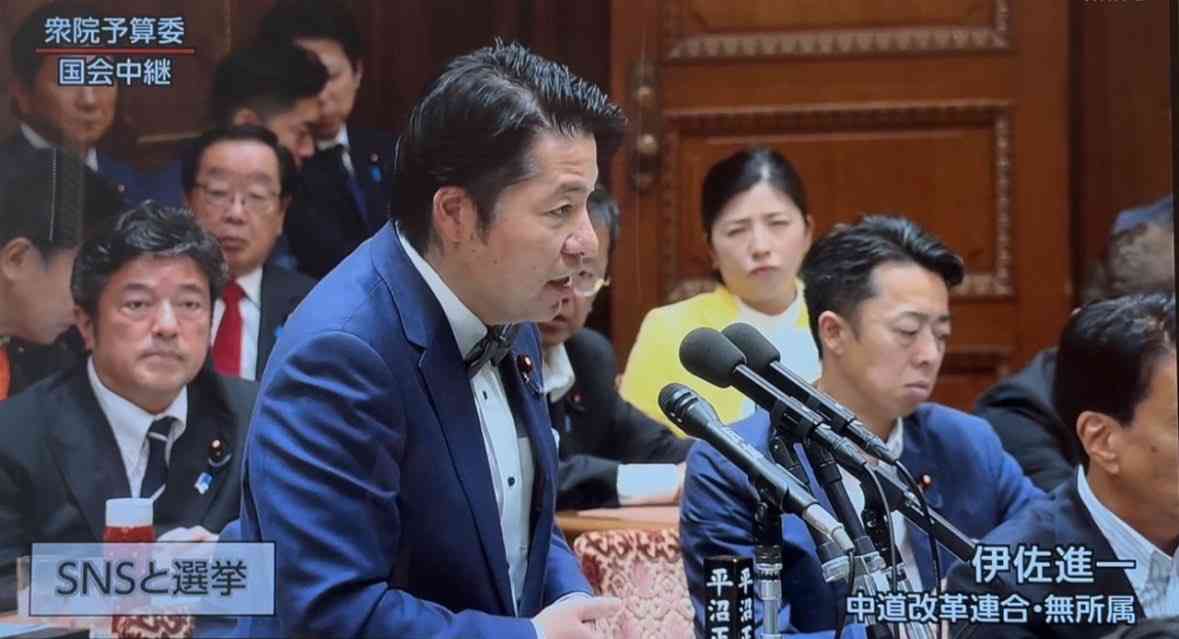 「わざとやってる？」“高市チルドレン”の女性議員（45）首相を追及する野党の背後で口をすぼめ…中継に映った“不自然な表情”にネット騒然