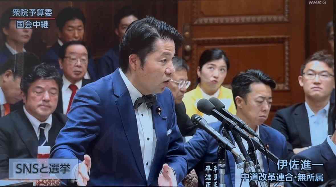 「わざとやってる？」“高市チルドレン”の女性議員（45）首相を追及する野党の背後で口をすぼめ…中継に映った“不自然な表情”にネット騒然