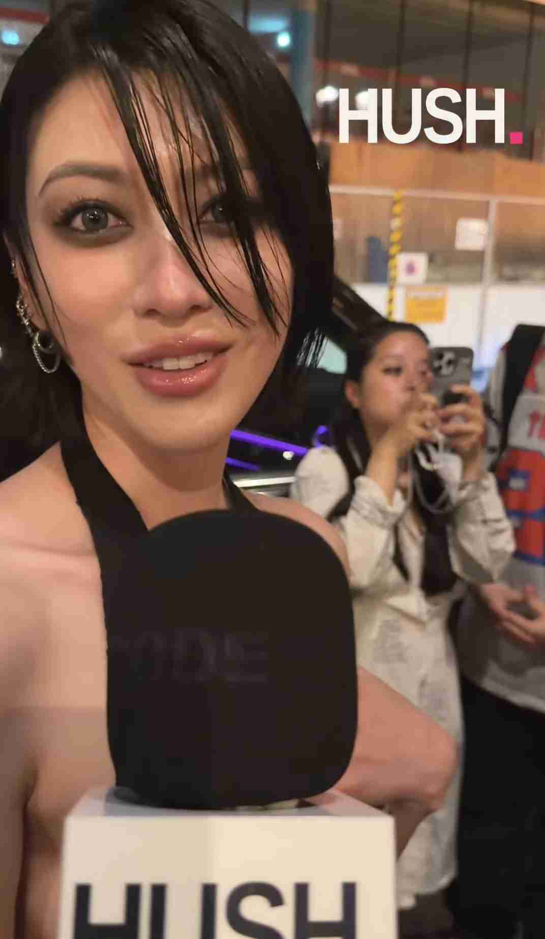 三吉彩花“タトゥー見せ”セクシー姿に大きな歓声…背中からヒップラインまで大胆露出に「高嶺の花過ぎて尊い」称賛