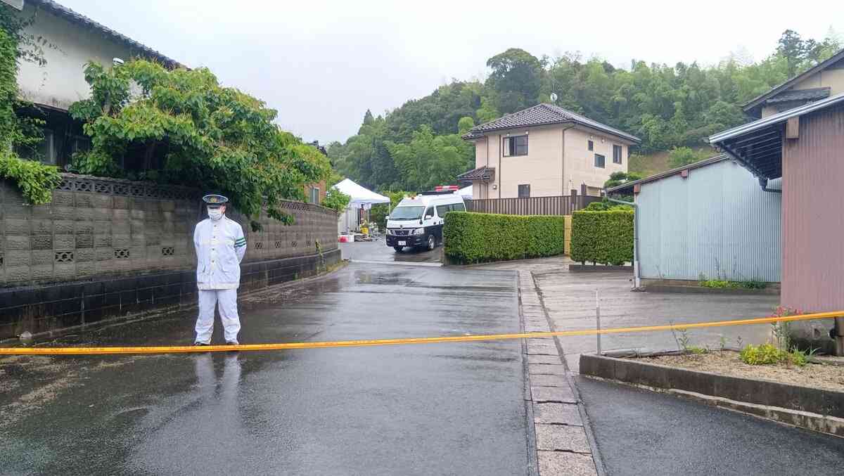 民家の庭の土の中から男性2人の遺体発見…49歳の男が父親と兄を埋めたか　死体遺棄容疑で逮捕　遺体の頭部と腹部に出血伴う外傷　殺人容疑も視野に捜査　島根・出雲市 | TBS NEWS DIG
