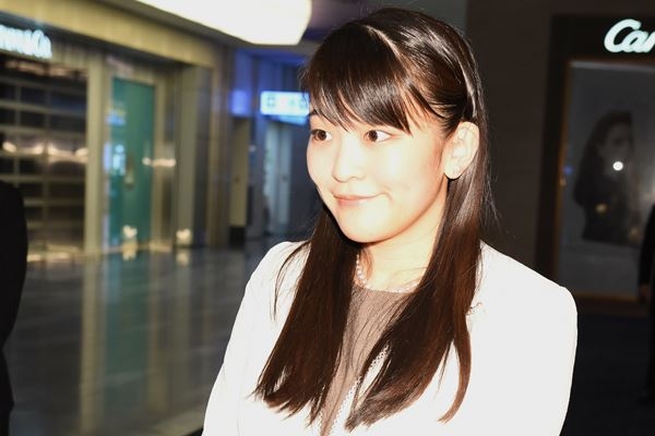 秋篠宮家が菅首相に接近か　合同葬に異例の“家族総出”参列｜ウーマンエキサイト