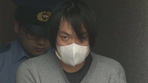 「ゲーム感覚で、スリルを味わうため」小学校教師の33歳男を現行犯逮捕　駅の男子トイレで男性の下半身を盗撮か　千葉・船橋市｜FNNプライムオンライン