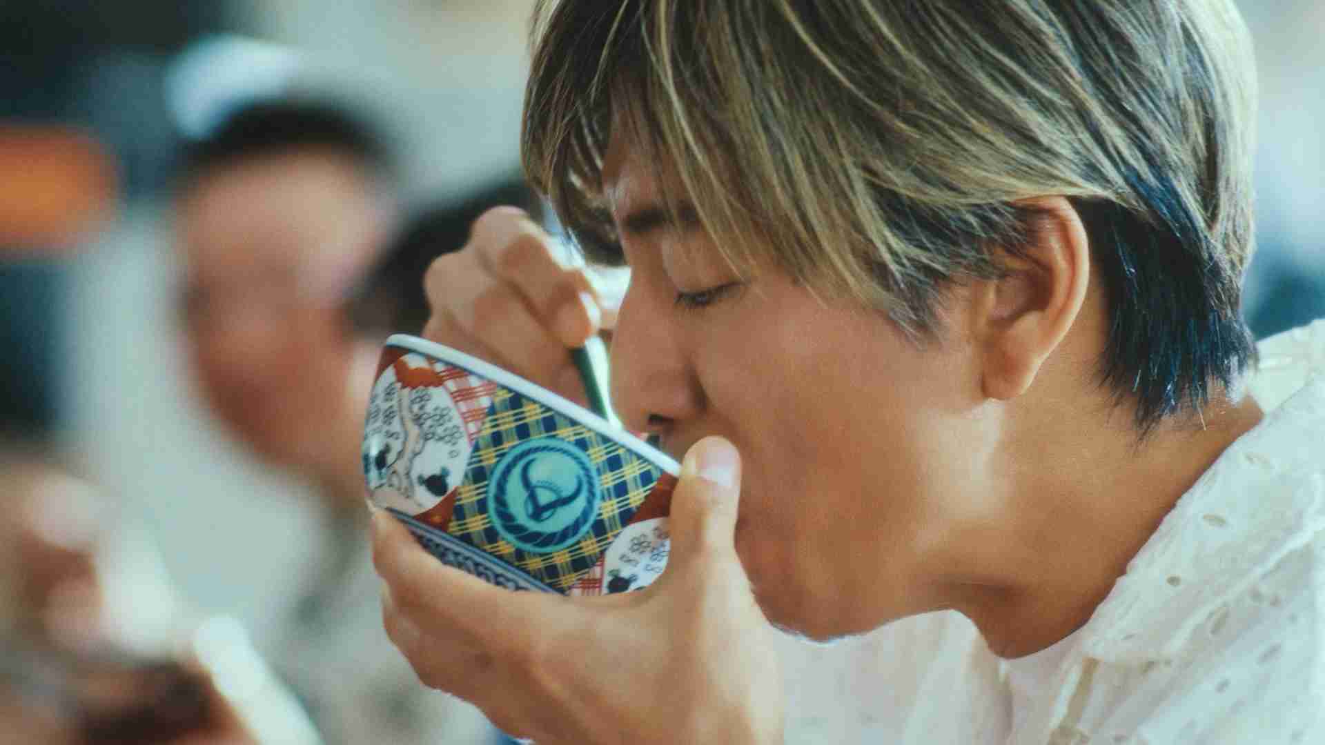 木村拓哉、吉野家の「麦とろ牛」を豪快にかき込む