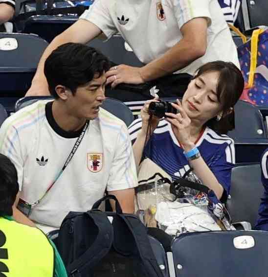 W杯の客席で抱擁！DF谷口彰悟＆泉里香が「ぎゅーしてて倒れそう」2ショット「素敵やばい」「顔そっくり」「目の保養すぎる」