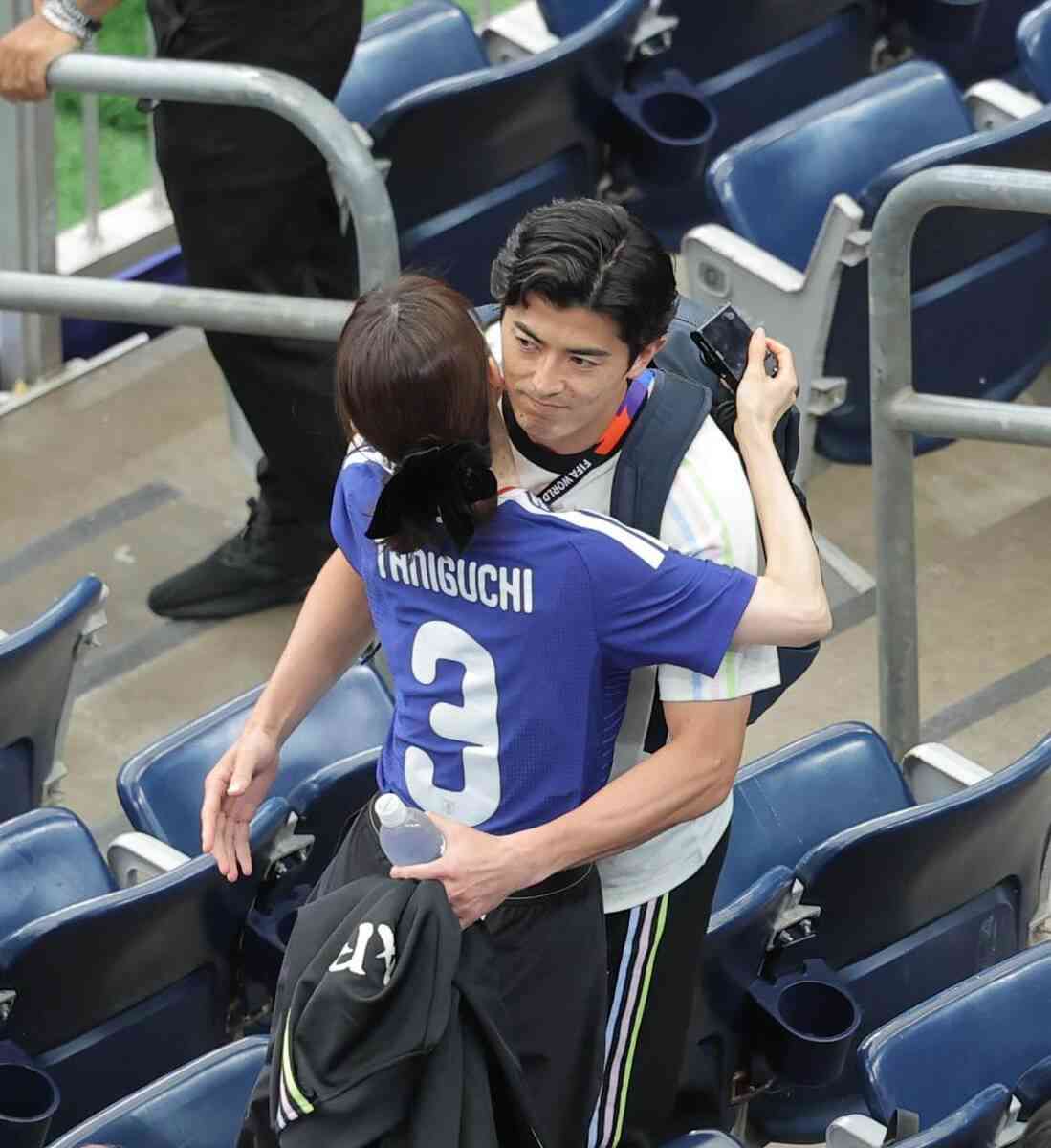 W杯の客席で抱擁！DF谷口彰悟＆泉里香が「ぎゅーしてて倒れそう」2ショット「素敵やばい」「顔そっくり」「目の保養すぎる」