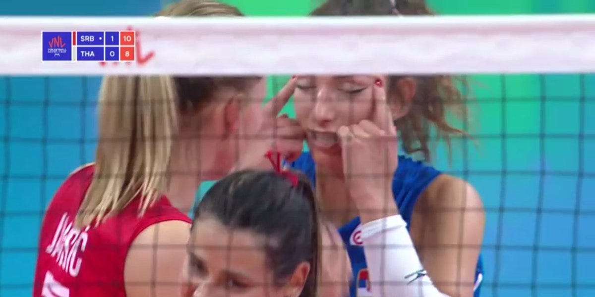 試合中に“つり目ポーズ”……「アジア人差別だ！」と批判されたセルビアのバレーボール選手が対戦相手のタイ代表に謝罪