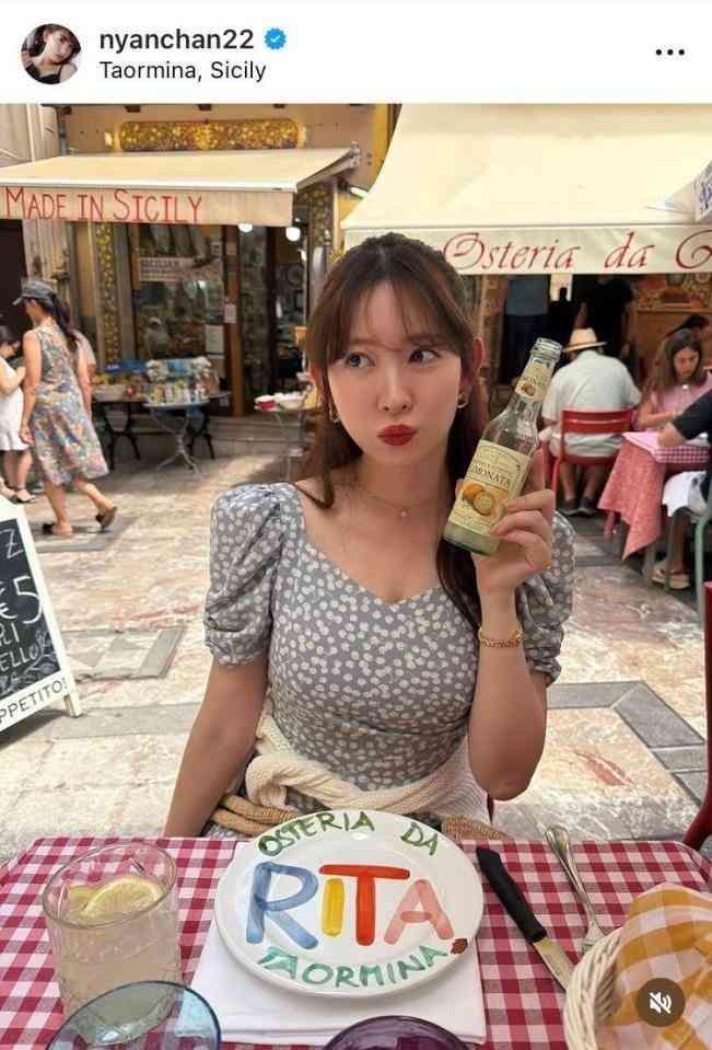 「マダム感が凄い」小嶋陽菜 シチリア島でのバカンス姿に「魅力が溢れまくってる♥」街に映える