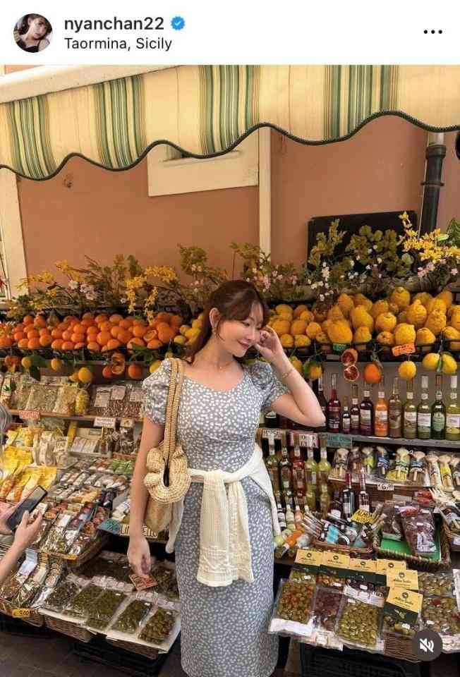 「マダム感が凄い」小嶋陽菜 シチリア島でのバカンス姿に「魅力が溢れまくってる♥」街に映える