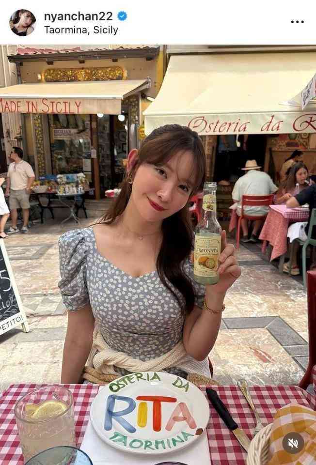 「マダム感が凄い」小嶋陽菜 シチリア島でのバカンス姿に「魅力が溢れまくってる♥」街に映える