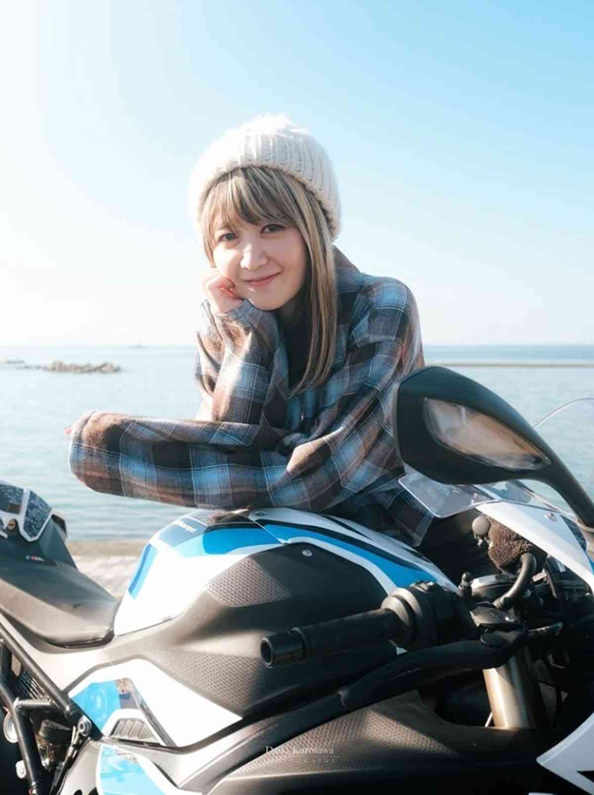バイク系女性YouTuber、スーパーカブで高速道路を走行し事故　入院生活を動画化も「無理した結果」元教習指導員の経歴にも厳しい声