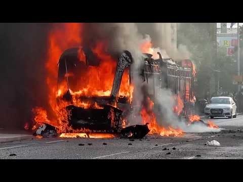 北アイルランドで反移民デモ、一部暴徒化し車両放火　英国で移民問題巡り緊張