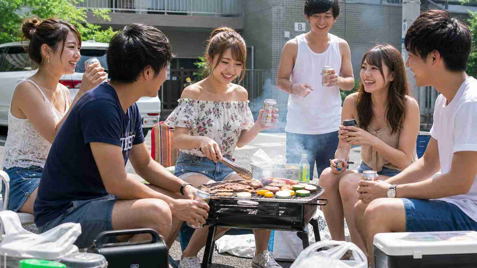         アパートの前で大学生集団がBBQ。あまりに騒がしいので注意したら「あなたに注意される筋合いはありませ〜ん」と煽られ…警察に通報した結果／「公道だから自由」は大きな勘違い  |  日刊SPA!    