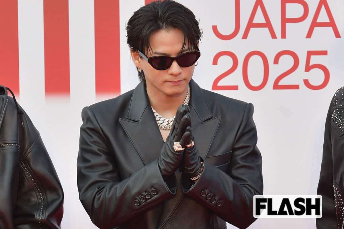 平野紫耀、パリで魅せた総額1000万円超えルックにファン悶絶…厚い胸板と肉体美が際立つ“世界基準のスタイル” | Smart FLASH/スマフラ[光文社週刊誌]
