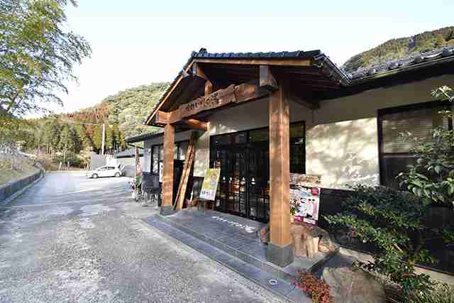 5歳男児が不明の浴室「湯船と同じ高さに窓」警察の到着時には窓が開いた状態　温泉施設で男の子行方不明　川を中心に捜索続く　鹿児島・霧島市　