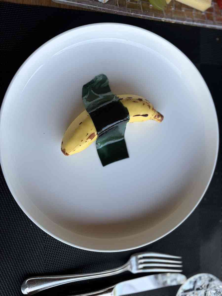 ご飯を食べに行ったら、コースのデザートが「バナナ」だったが、出てきたのがこれ… 生まれて初めて「シェフを呼んでくれ」と言いたい気持ちになった