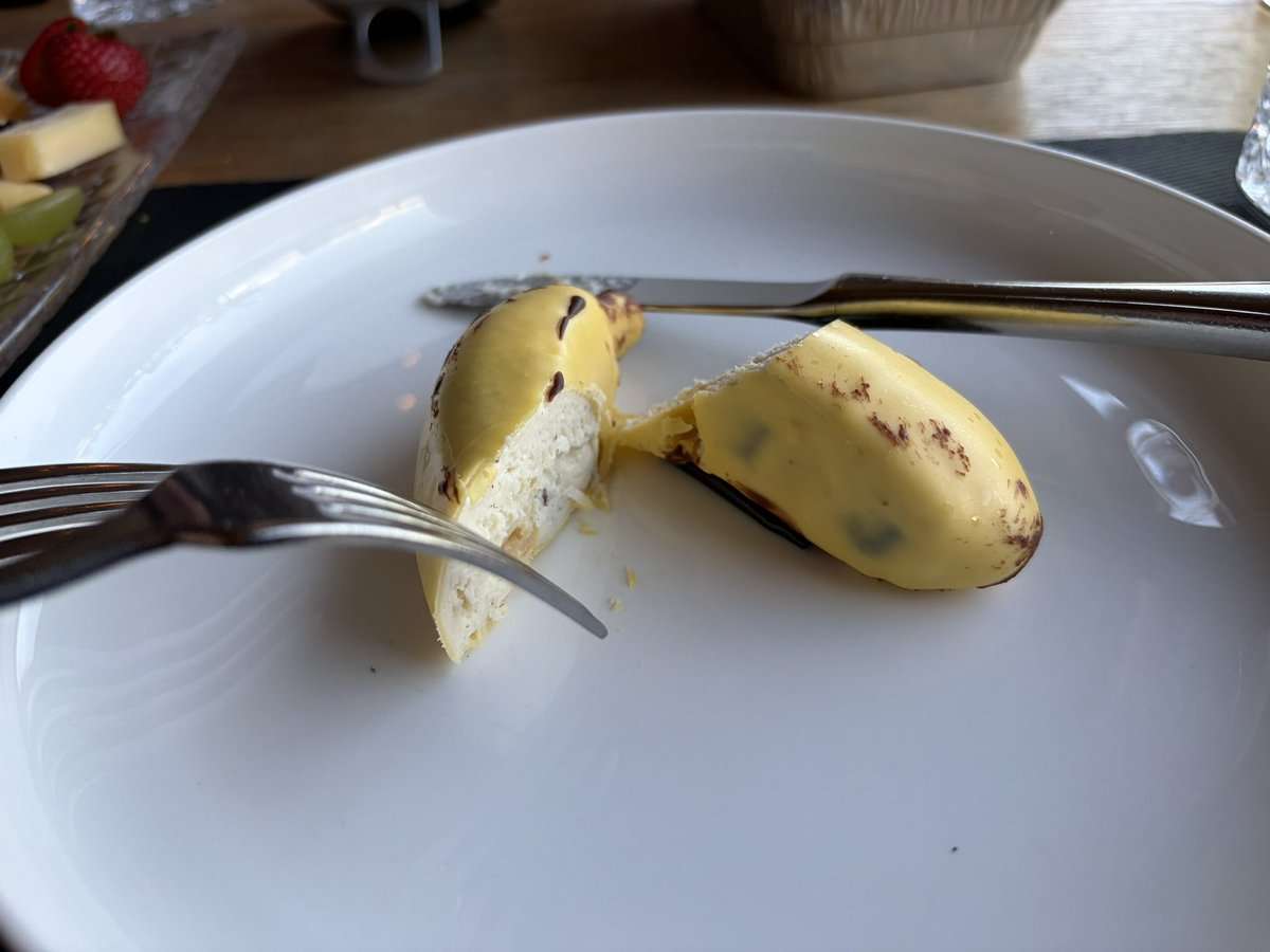 ご飯を食べに行ったら、コースのデザートが「バナナ」だったが、出てきたのがこれ… 生まれて初めて「シェフを呼んでくれ」と言いたい気持ちになった