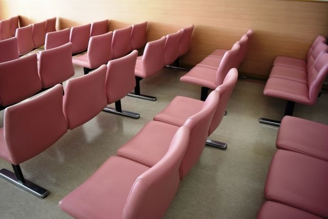 病院の窓口で…「土下座して謝れ！」激怒する男性患者と、止めない母親…トラブルになった“予想外の原因”とは… | TRILL【トリル】