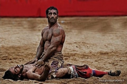 過激すぎる！ 喧嘩フットボール「カルチョ・ストーリコ」とは何か？ | 巌流島