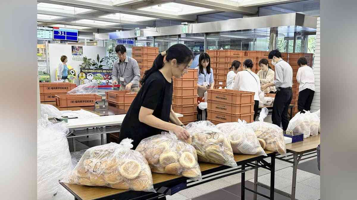 福岡市：大量に余った給食パン「１０個１００円」で販売…雨で２３０校が臨時休校「子どもの安全第一」 : 読売新聞