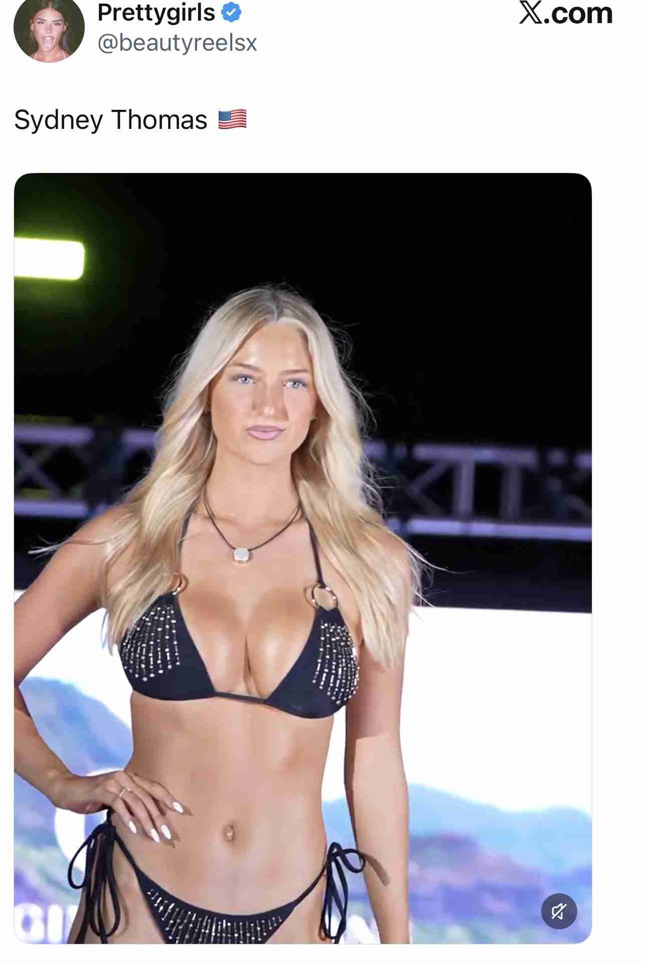 【垂れ乳】カップ付きタンクトップ
