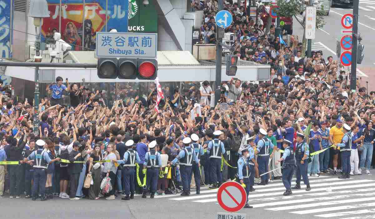 【W杯】渋谷スクランブル交差点は「人・人・人」のお祭り騒ぎに 警察は「まもなく赤信号です!」と厳戒態勢