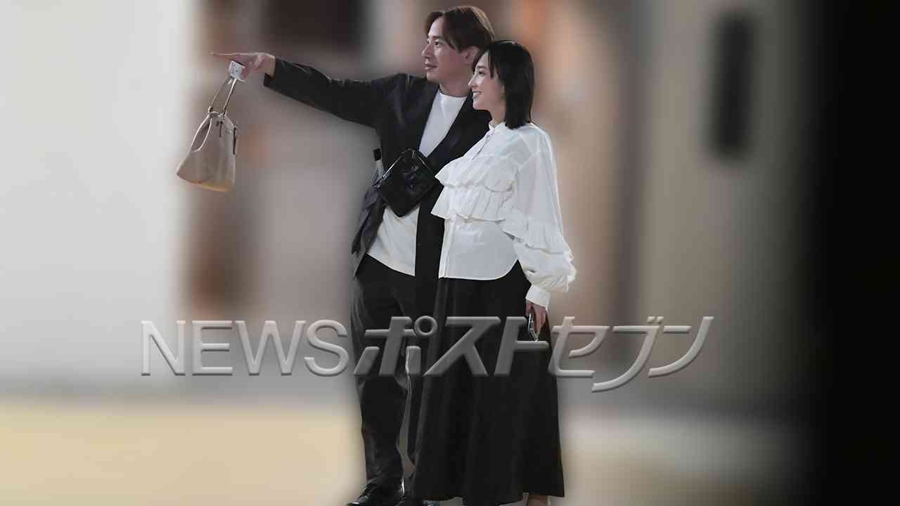 《幸せオーラ全開》NHK林田理沙アナ、離婚乗り越えて世界的サックス奏者・上野耕平さんと極秘再婚していた！　夫がカバンを持ち見つめ合う“親密デート現場”
