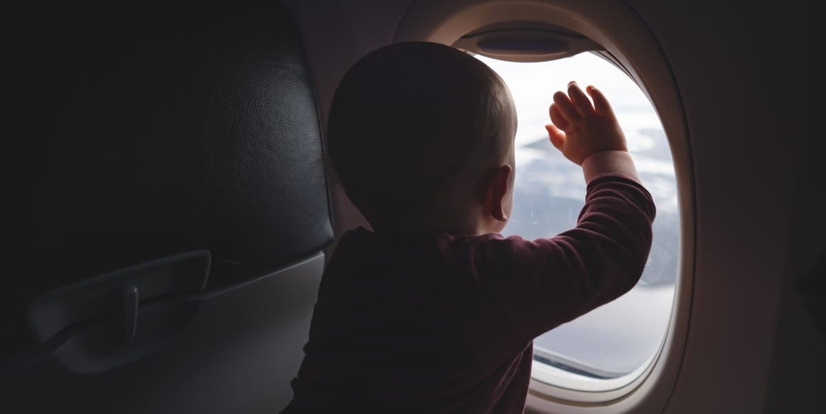 子連れは最後に搭乗すべき？ 元客室乗務員の主張が議論に。「飛行機が動く前から疲れ切ってしまう」