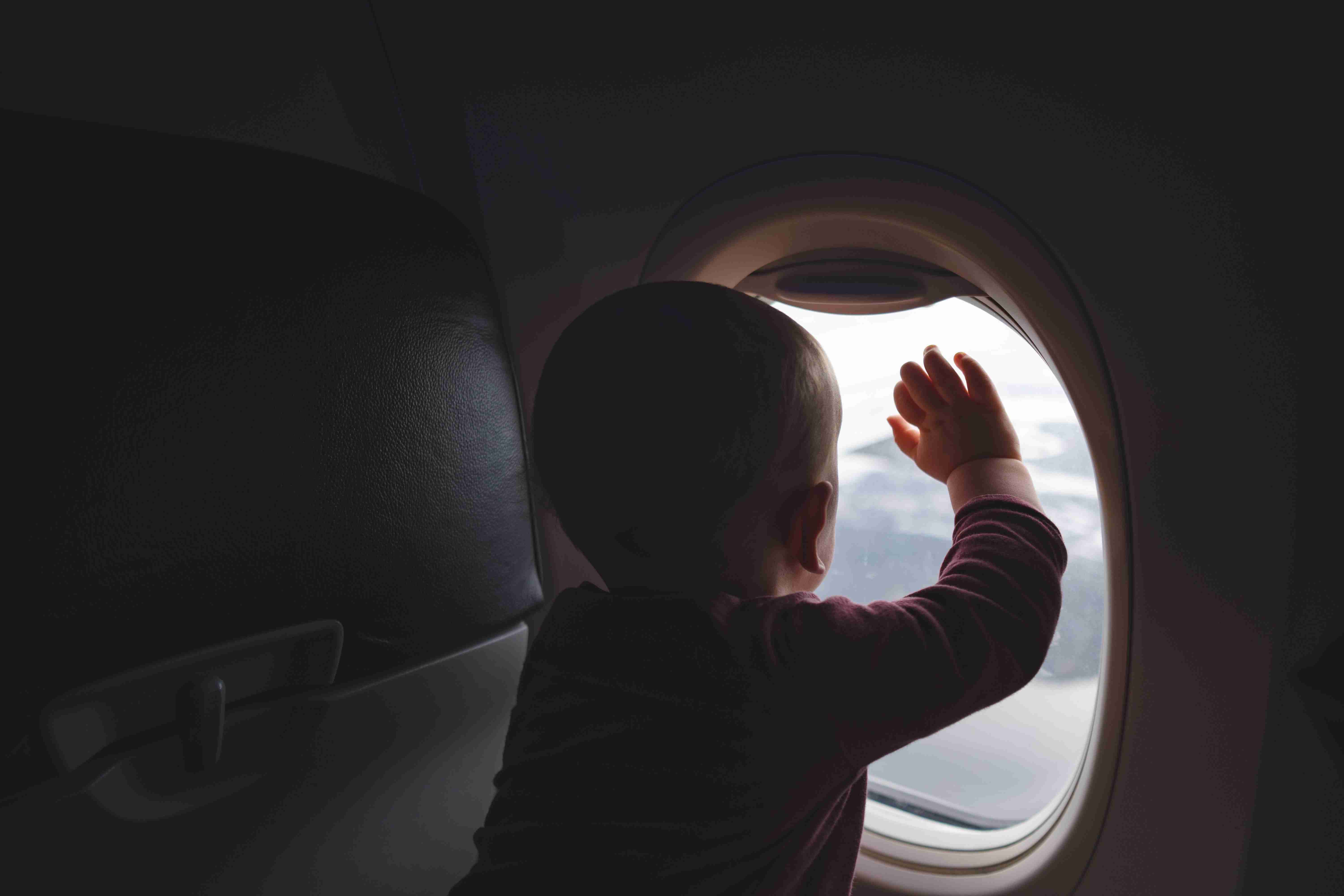 子連れは最後に搭乗すべき？ 元客室乗務員の主張が議論に。「飛行機が動く前から疲れ切ってしまう」
