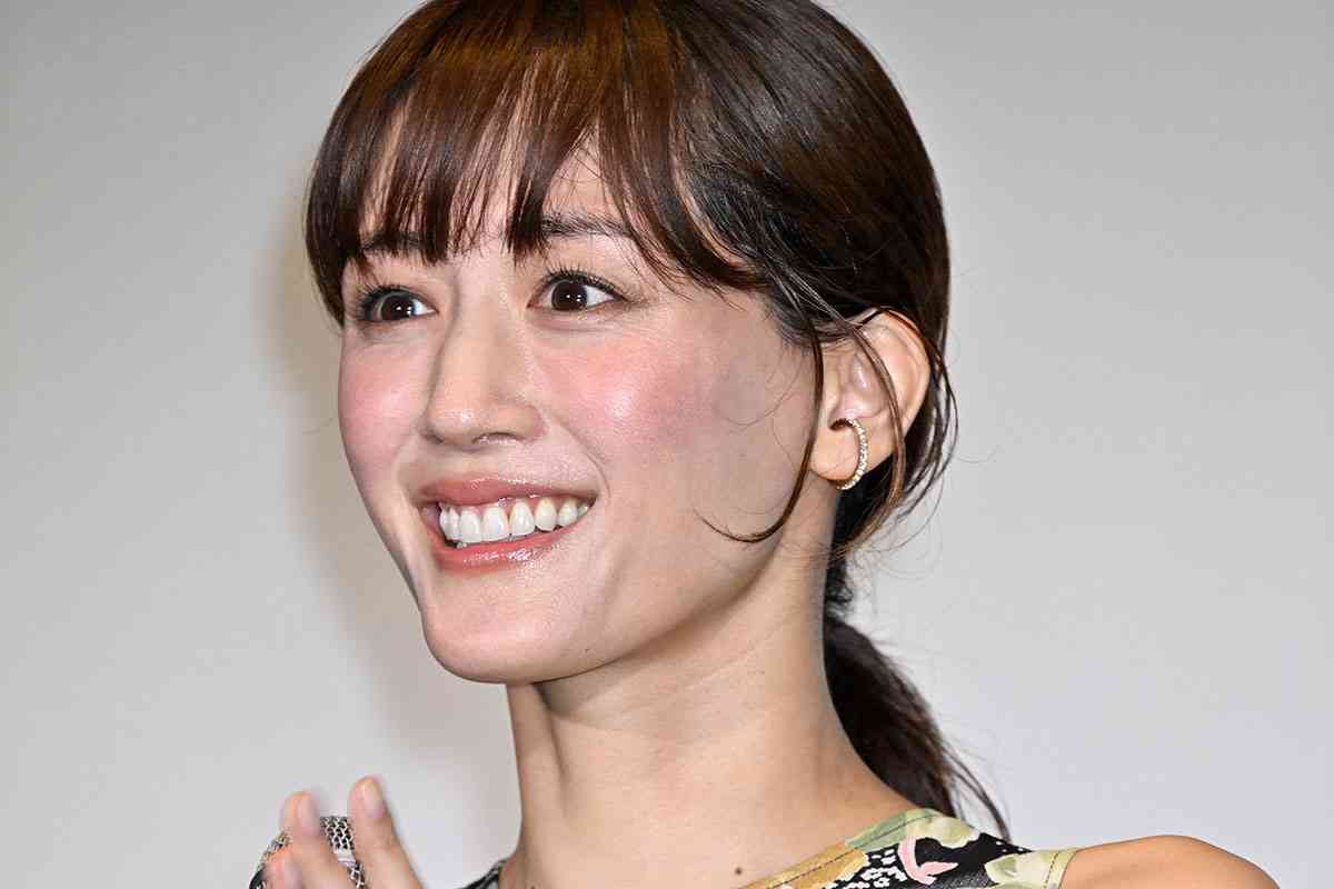 「働き過ぎ」が心配される綾瀬はるか　石原さとみに鈴木亮平もいる「ホリプロ」が“綾瀬頼み”をやめられない理由 | デイリー新潮