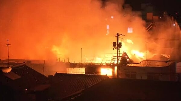 【続報】発生から2時間経過も火の勢い増す…出雲市中心市街地で建物火災　5棟以上延焼か（島根）｜FNNプライムオンライン