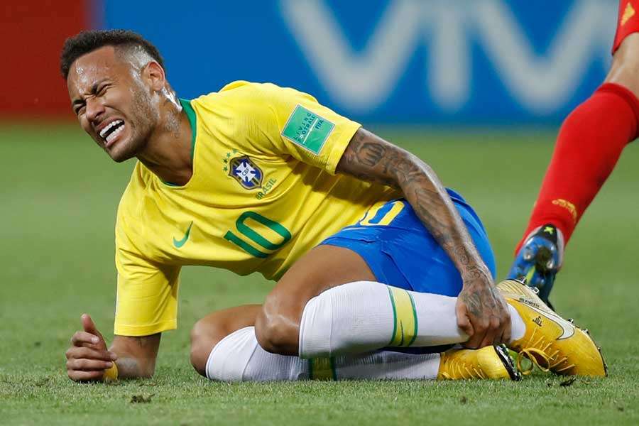 ド素人がサッカーを見る度に思うこと「めちゃくちゃ痛がって見せてるけど、審判がファールを取らなかったらすぐ元に戻るのってアリなの？」
