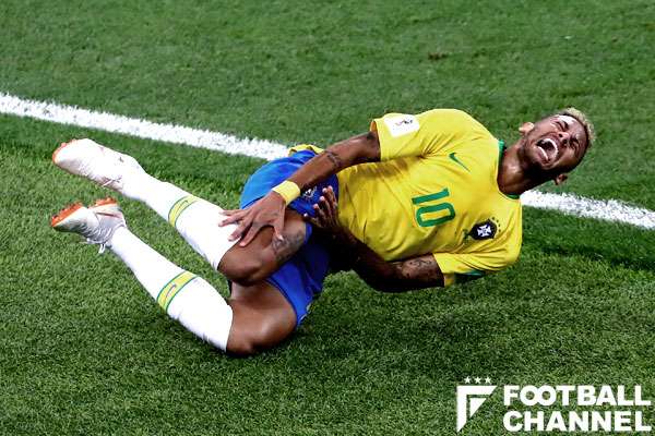 ド素人がサッカーを見る度に思うこと「めちゃくちゃ痛がって見せてるけど、審判がファールを取らなかったらすぐ元に戻るのってアリなの？」