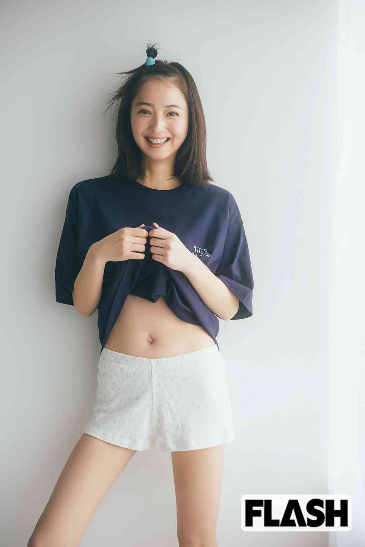 佐々木希に接近！「目が合いすぎる」カレンダーの中身