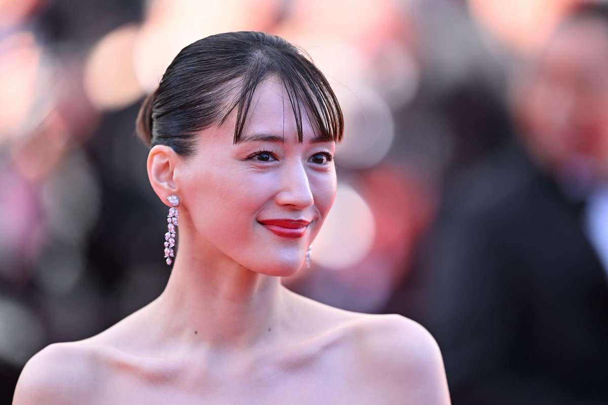 綾瀬はるかのシワ、小泉今日子の白髪が「美しい」と話題　整形・加工全盛時代に支持される「受け入れる」生き方
