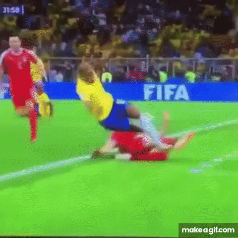 ド素人がサッカーを見る度に思うこと「めちゃくちゃ痛がって見せてるけど、審判がファールを取らなかったらすぐ元に戻るのってアリなの？」